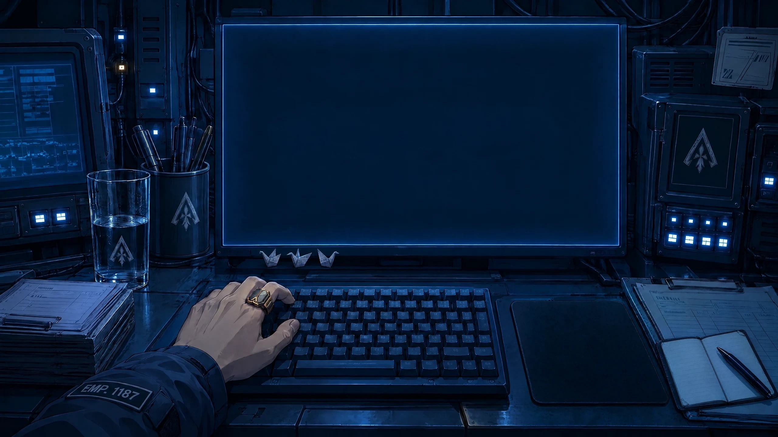 Escritorio de un empleado de Abyssal Corp: un monitor, el teclado, un vaso de agua con el logo de Corp y un portapapeles con formularios.